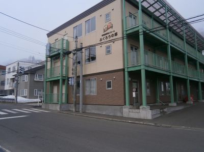 明るい外観の建物