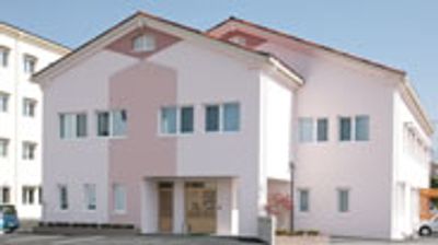 桃色の建物外観