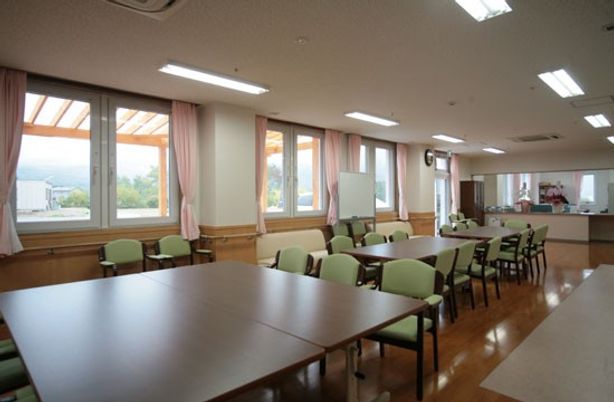 自然光の入るダイニングルーム