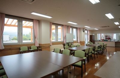 自然光の入るダイニングルーム