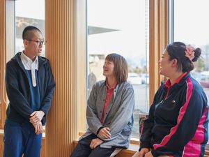 笑顔で話すスタッフの休憩室  