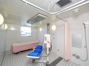 バリアフリー設計の浴室
