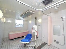 明るい清潔な浴室