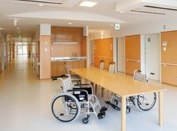 明るい車椅子用テーブル