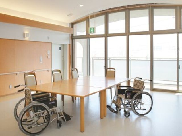 広々とした明るい空間 ラウンジ ゆったりとしたダイニングルームには、大きな窓があり日差しをたっぷりと感じられます。円滑な移動支援のための車椅子も備えており、快適な食事時間をお過ごしいただけます。