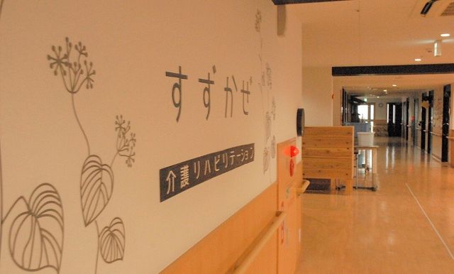長い廊下と壁面装飾