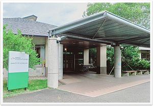 広い入口の外観