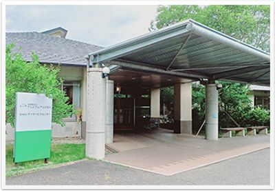 広い入口の外観