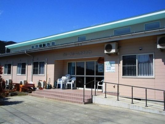 明るい外観の建物