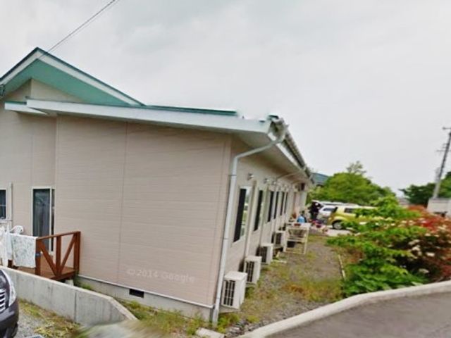 明るい外観の建物 施設外観２ 広々とした開放感のある敷地を持つ建物です。周囲には緑が多く、心地よい環境でお仕事できます。