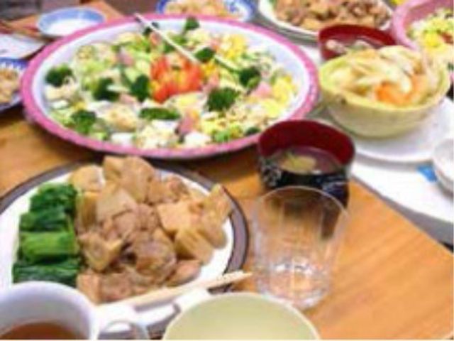 彩り豊かな食事風景 お食事 栄養バランスに配慮された多彩な料理が並び、楽しい食事時をサポートしています。ゆっくりとお食事を楽しめる環境を日々提供しております。