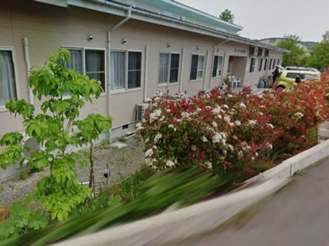 清潔感のある施設外観 植え込み 周囲に緑が豊かで、落ち着いた雰囲気のエントランスです。訪れる方々に優しい印象を与えるデザインになっています。