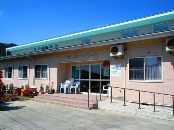 明るい外観の建物