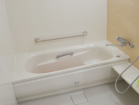 手すり付きの浴室