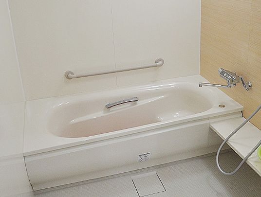 手すり付きの浴室