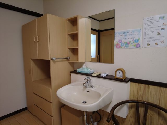 洗面台のある居室 居室 明るい居室の一角には、使いやすい高さの洗面台が備わっています。便利な収納もあり、日常の動作がスムーズです。