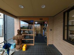 木彫りの熊がある入口