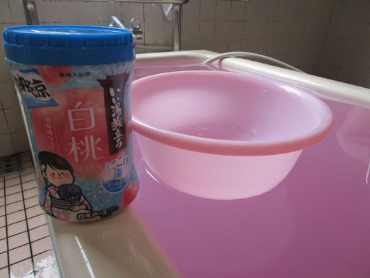 入浴剤と洗面器の浴室  