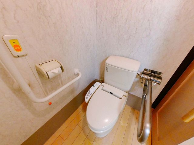 設備の整ったトイレ トイレ 手すりが設置された安心のスペースです。使いやすい広さで、快適に利用できます。