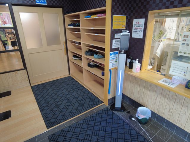 入り口付近の様子 エントランス 落ち着いた色合いのエントランスは、ゆとりのある空間が広がっています。清潔に保たれた靴棚も便利です。