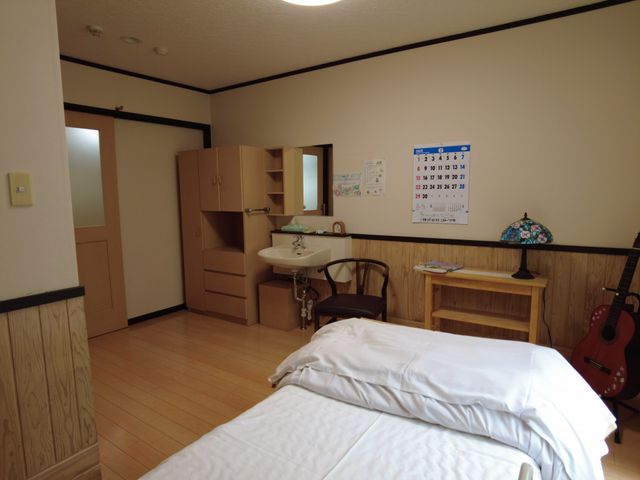 落ち着いた雰囲気の居室 居室 落ち着いた雰囲気の中、ゆったりと過ごすことができる空間です。自然なぬくもりが感じられます。