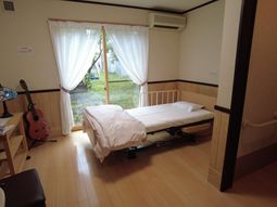 ベッドと窓のある居室