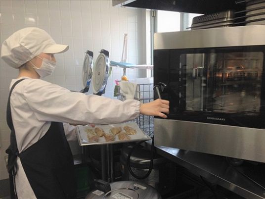 調理中の様子が見られるキッチン