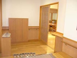 木製の扉とスリッパがある部屋の入口