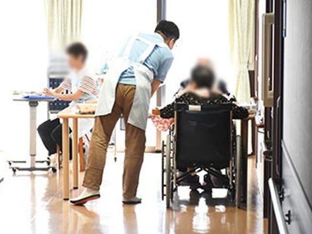 ゆったりとした共有スペース 内観 広々とした明るい空間で、利用者の方々が安心してくつろいで過ごせる場所です。スタッフが親身にサポートしています。