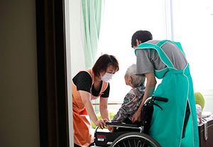 スタッフと車椅子の様子