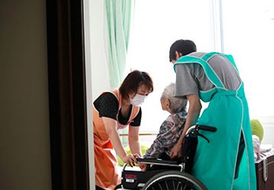スタッフと車椅子の様子