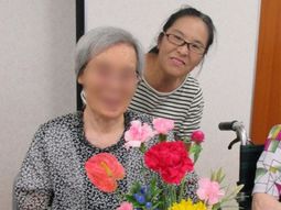笑顔のスタッフと利用者