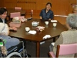 施設の利用者とスタッフ