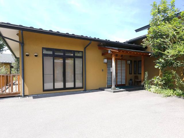 温かみのある外観 外観 自然に囲まれた温かい雰囲気の建物です。リラックスした環境で働けます。