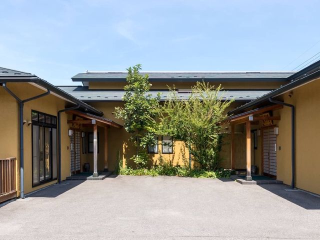 緑が映える建物外観 外観 緑がアクセントの落ち着いた雰囲気を持つ施設です。これからの勤務に最適な環境です。