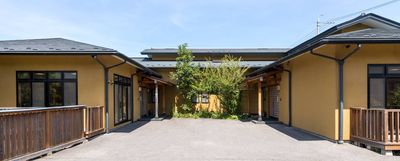 緑が映える建物外観