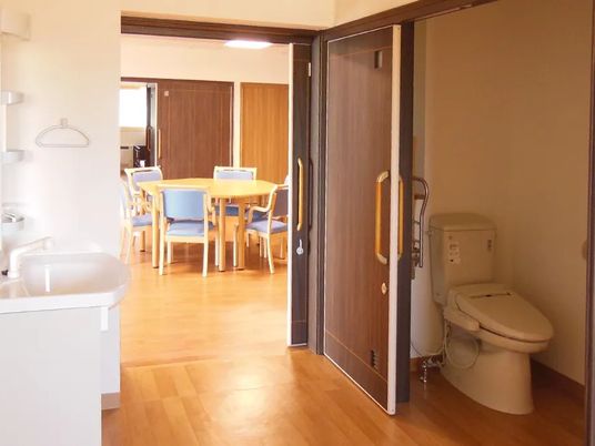 洗面台とトイレのある廊下  