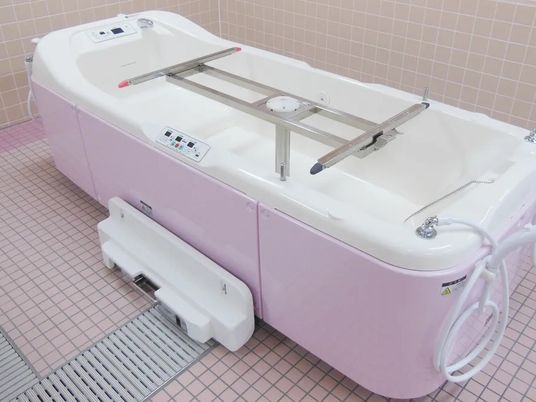 介護用浴槽のある浴室