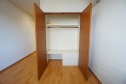開いたクローゼットの室内