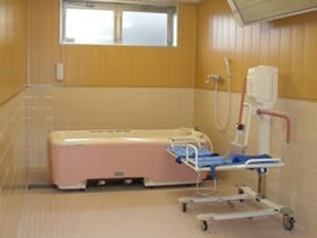 清潔な浴室設備 浴室 広々として清潔感のある空間で、安全な入浴サポートを実現しています。