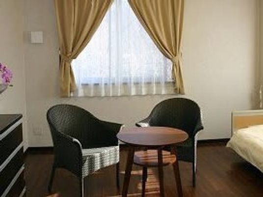 居室のテーブルと椅子