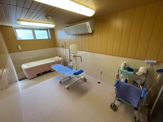 ゆったりした浴室空間 浴室 ゆとりのあるバリアフリー設計の浴室です。温かみのある色合いで、リラックスしてお過ごしいただけます。