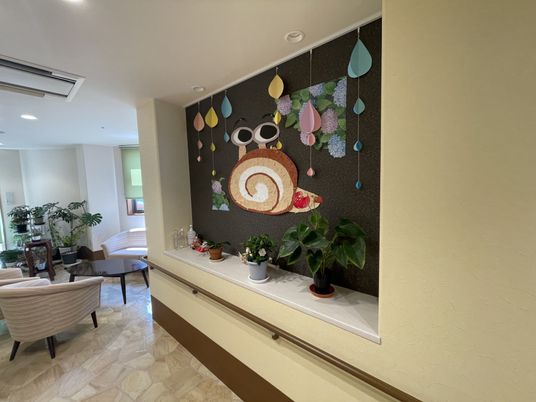 カラフルな壁画の廊下