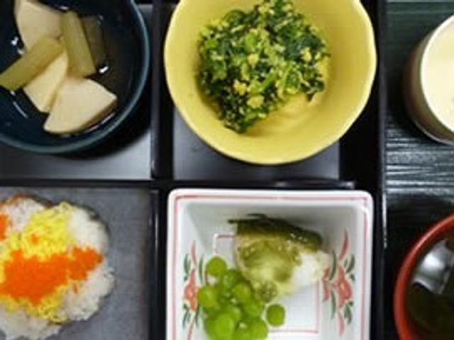栄養バランスの食事 食事例 色とりどりの食事が用意され、健康を考えたメニューです。