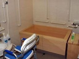 木製の浴槽とシャワーチェア