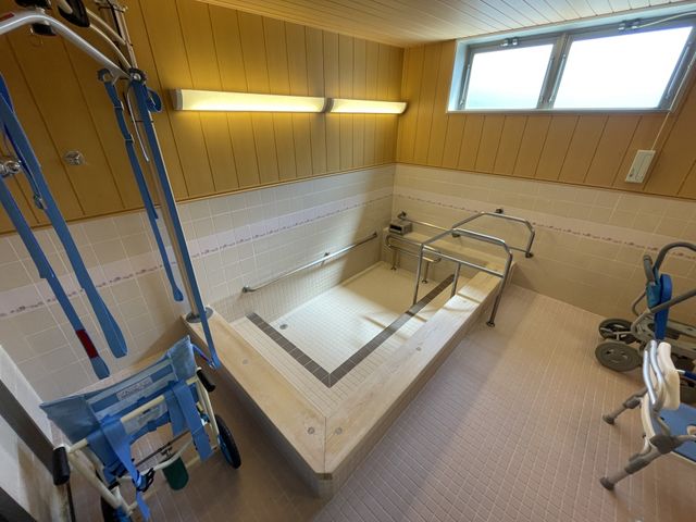 バリアフリー設計の浴室 浴室 床から浴槽へのアクセスを考慮した無段差の設計です。安全な入浴をサポートする手すりも完備しております。