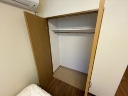 整理整頓された居室のクローゼット