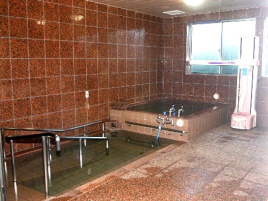 タイル貼りの清潔な浴室