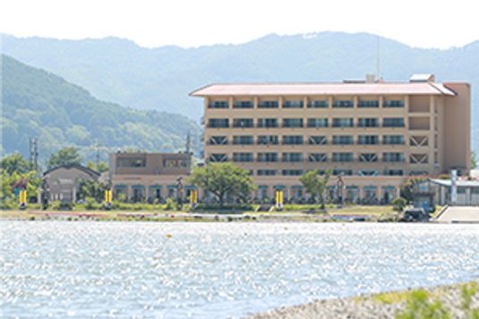 湖畔に建つ大きな建物
