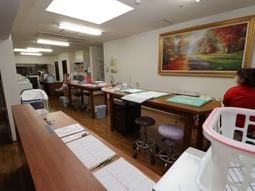 スタッフのデスクと資料